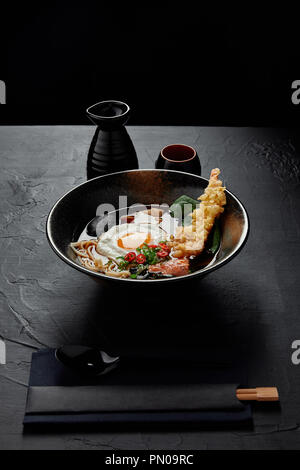 Schüssel mit Gourmet traditionelle japanische Suppe mit Ei, Nudeln und Pilze Stockfoto