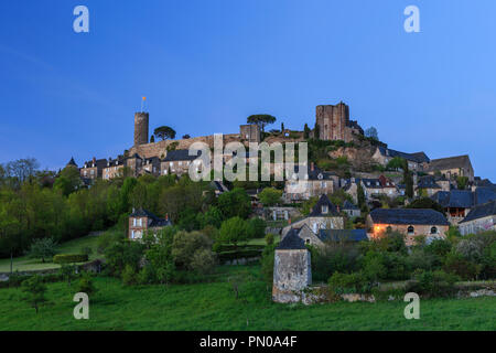 Frankreich, Correze, Turenne, beschriftet Les Plus beaux villages de France (Schönste Dörfer Frankreichs), das Dorf am Abend mit Cesar zu Stockfoto