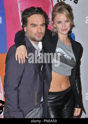 Johnny Galecki & Kelli Garner an der "CBGB" Los Angeles Screening gehalten am ArcLight Kinos in Hollywood, CA. Die Veranstaltung fand am Dienstag, 1. Oktober 2013 statt. Foto von PRPP PRPP/PictureLux Stockfoto