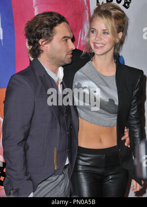 Johnny Galecki & Kelli Garner an der "CBGB" Los Angeles Screening gehalten am ArcLight Kinos in Hollywood, CA. Die Veranstaltung fand am Dienstag, 1. Oktober 2013 statt. Foto von PRPP PRPP/PictureLux Stockfoto