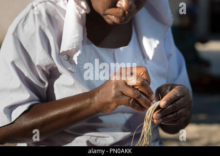 Nahaufnahme der Hand weben Körbe in Afrika Stockfoto