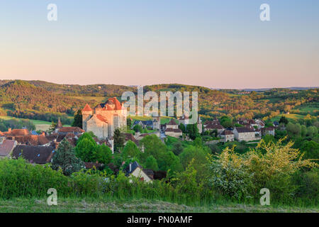 Frankreich, Correze, Curemonte, beschriftet Les Plus beaux villages de France (Schönste Dörfer Frankreichs), allgemeine Ansicht des Dorfes mit der c Stockfoto