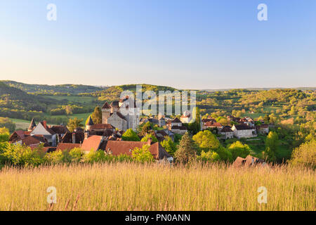 Frankreich, Correze, Curemonte, beschriftet Les Plus beaux villages de France (Schönste Dörfer Frankreichs), allgemeine Ansicht des Dorfes mit der Stockfoto