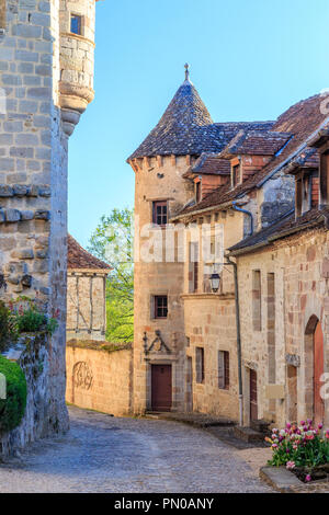 Frankreich, Correze, Curemonte, beschriftet Les Plus beaux villages de France (Schönste Dörfer Frankreichs), Dorfstraße // Frankreich, Corrèze (19. Stockfoto