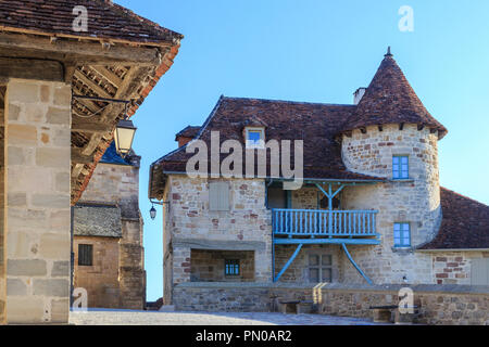 Frankreich, Correze, Curemonte, beschriftet Les Plus beaux villages de France (Schönste Dörfer Frankreichs), mittelalterliches Haus mit einem Revolver in der Stockfoto