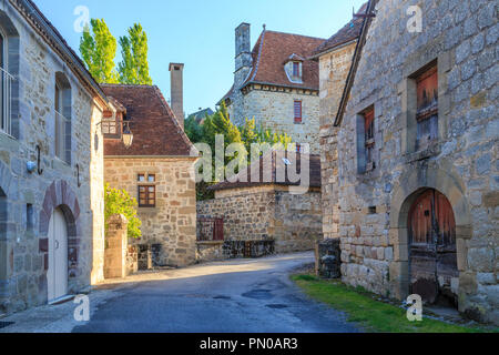 Frankreich, Correze, Curemonte, beschriftet Les Plus beaux villages de France (Schönste Dörfer Frankreichs), Straße im Dorf // Frankreich, Corrè Stockfoto