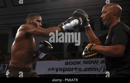 Lawrence Okolie (links) Während der öffentlichen Training an der York Hall, London. Stockfoto