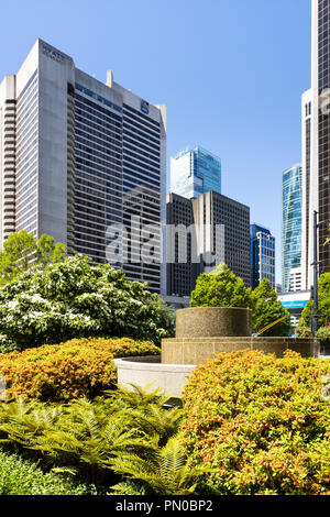 Hoher, moderner Architektur in der Burrard Street in der Innenstadt von Vancouver, British Columbia, Kanada - Hyatt Regency Hotel auf der linken Seite Stockfoto