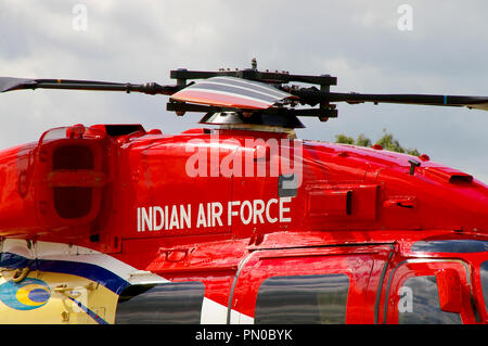 Sarang Hubschrauber display Team. Indische Luftwaffe Hindustan Aeronautics ALH Hal Dhruv Helikopter mit der indischen Luftwaffe Titel. Formulierung Stockfoto