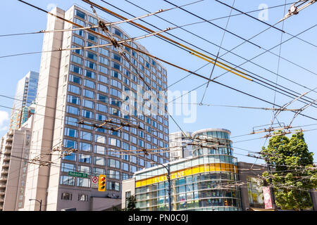 Overhead Trolley-bus Drähte Kreuzung an der Kreuzung der Robson Street und Burrard Street in der Innenstadt von Vancouver, British Columbia, Kanada Stockfoto