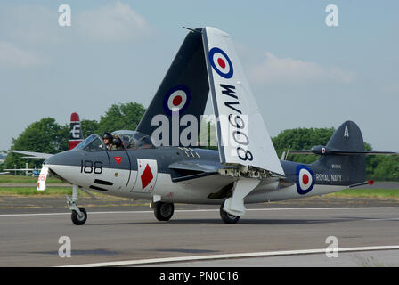 Hawker Sea Hawk WV908, 1950s klassisches Vintage-Düsenflugzeug, ehemals mit dem British Royal Navy Fleet Air Arm. Auf Airshow mit gefalteten Flügeln Stockfoto