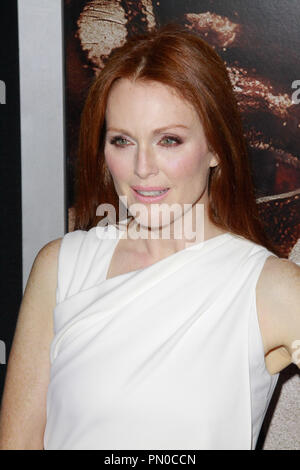 Julianne Moore bei der Weltpremiere von MGM und Screen Gems' "Carrie". Ankünfte am Arclight Kinos in Hollywood, CA, 7. Oktober 2013 statt. Foto von Joe Martinez/PictureLux Stockfoto