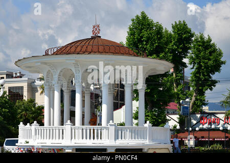 Sochi, Russland - Juni 22018. weißen Pavillon am Bahndamm in der Nähe des Meeres station Stockfoto