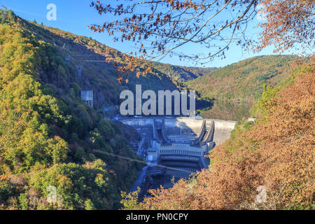 Frankreich, Correze, Dordogne Tal, Servieres Le Chastang Damm auf der Dordogne / Frankreich, Corrèze (19), Vallée de la Dordogne, Servières-l Stockfoto