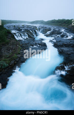 Bruarfoss Wasserfall. Das Wasser ist türkis Farbe und schönen Wasserfällen. Touristische Attraktion in Island. Morgennebel Stockfoto