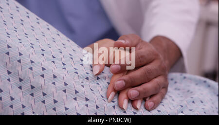 Nahaufnahme der Hand des schwarzen Arzt, Patient Stockfoto