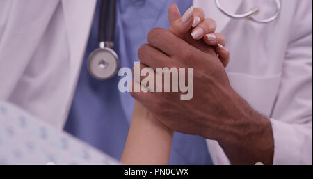 Hand Schwarz doctor's Holding patient Stockfoto