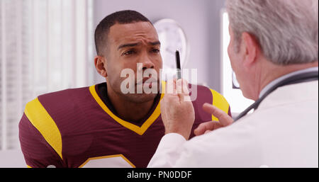 Portrait von stattlichen Fußballspieler consulting Sport Verletzung mit einem Arzt. Stockfoto
