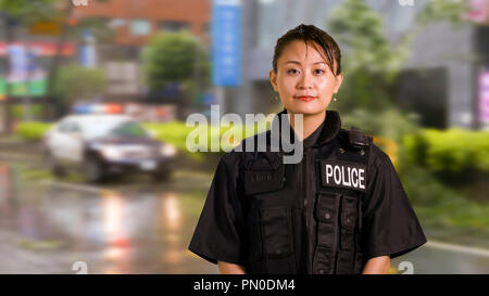 Asiatische amerikanische Polizistin am Tatort Stockfoto