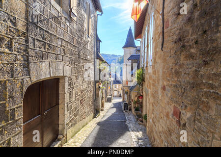 Frankreich, Correze, Turenne, beschriftet Les Plus beaux villages de France (Schönste Dörfer Frankreichs), der Rue Droite // Frankreich, Corrèze (19), Stockfoto