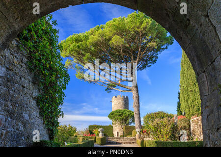 Frankreich, Correze, Turenne, beschriftet Les Plus beaux villages de France (Schönste Dörfer Frankreichs), Garten des Schlosses und die Cesar Turm Stockfoto