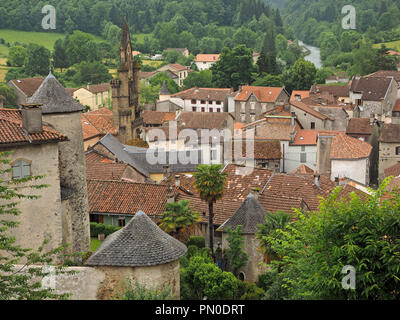 Dachterrasse mit Blick auf das Schloss und die Stadt von Seix in der Haut Salat Region der Ariège, Pyrénées, Frankreich Stockfoto