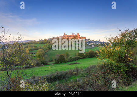 Frankreich, Correze, Turenne, beschriftet Les Plus beaux villages de France (Schönste Dörfer Frankreichs), allgemeine Ansicht des Dorfes bei Sonnenuntergang // Stockfoto