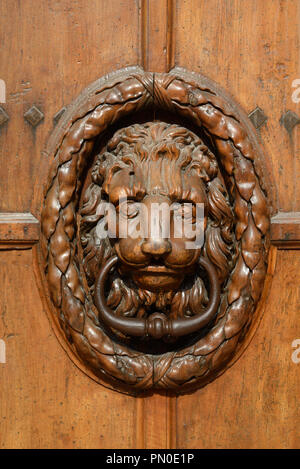 Aus Holz geschnitzten Löwenkopf Türklopfer auf der Haupteingang zum Rathaus oder Mairie d'Aix-en-Provence Provence Frankreich Stockfoto