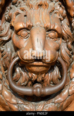 Aus Holz geschnitzten Löwenkopf Türklopfer auf der Haupteingang zum Rathaus oder Mairie d'Aix-en-Provence Provence Frankreich Stockfoto