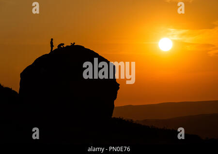 Kletterer auf der Kuh und Kalb Felsen. Skipton. England Stockfoto