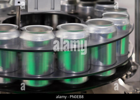 Leeren neuen Aluminiumdosen für Trinken Prozess bewegt sich in Factory Line auf Transportband Maschine an die Getränkeherstellung. Essen und Getränke Industrie Stockfoto