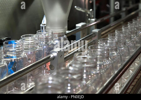 Pharmazeutische Industrie, Medizin Pillen sind Füllung in die Plastikflasche an Linie Maschine Förderband an der Medizinischen Werk. Selektive konzentrieren. Stockfoto