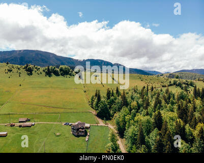 Luftaufnahme von Häusern im Dorf in der Nähe von Wald in der Provinz Arezzo, Italien Stockfoto