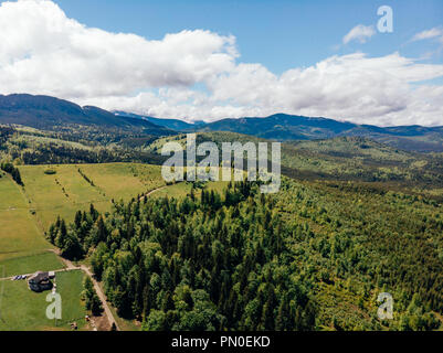 Luftbild von Haus in der Nähe von Wald in der Provinz Arezzo, Italien Stockfoto