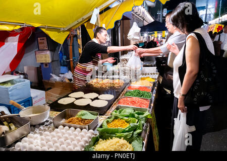 Tokyo, Japan - 25 April, 2019: Ältere Menschen in Japan kaufen Japanese yakisoba (gebratene Nudeln) aus der Nahrung an Street Food in Tokio, Japan. Stockfoto