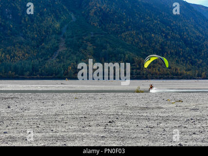 Fliegen über Knik River Stockfoto