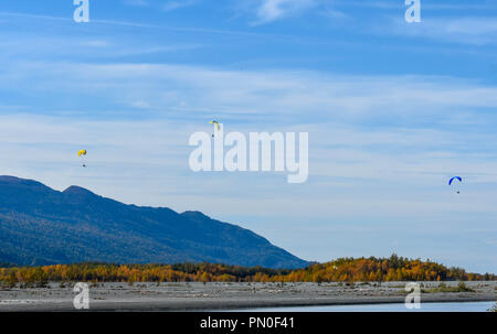 Fliegen über Knik River Stockfoto