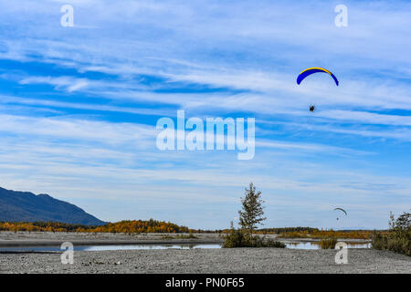 Fliegen über Knik River Stockfoto