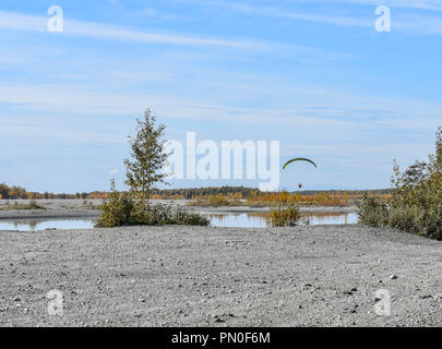 Fliegen über Knik River Stockfoto