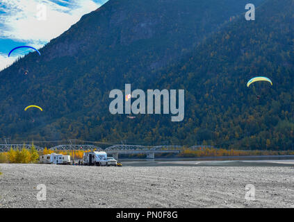 Fliegen über Knik River Stockfoto