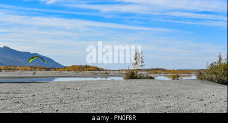 Fliegen über Knik River Stockfoto