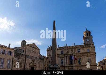 Arles Rathaus auf dem Place de la Rpublique (Platz der Republik) und Obelisk, Frankreich Stockfoto