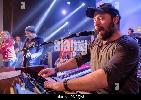 TORONTO, KANADA - 12. FEBRUAR 2018: GRATEFUL DEAD COVER BAND 'MARS HOTEL' FÜHRT BEI JAKE'S SAMMLUNG TRIBUTE EVENT. Stockfoto