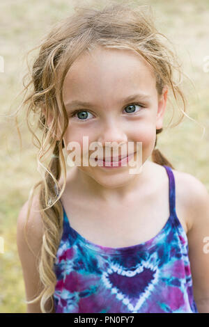 Ein junges Mädchen mit blonden Haaren. Stockfoto