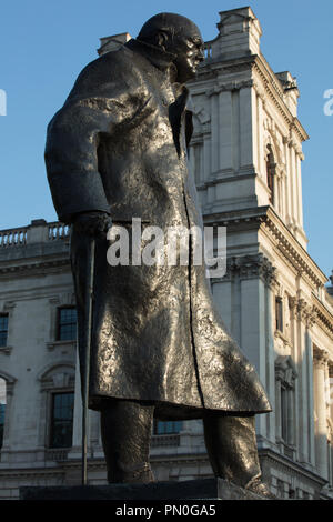 Riesige bronzene Statue des ehemaligen britischen Premierminister und Führer Sir Winston Churchill, von Bildhauer Ivor Roberts-Jones, auf den Parliament Square, London, UK. Stockfoto