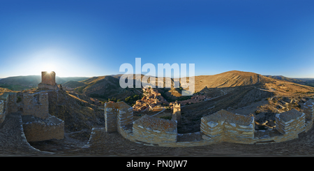 360 Grad Panorama Ansicht von Panoramablick auf albarracin von oben an der Wand