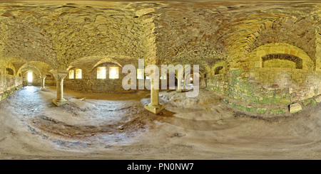 360 Grad Panorama Ansicht von Colonnes du Cellier de l'Abbaye de La Luzern - Frankreich