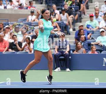 New York, NY - 27. August 2018: Svetlana Kuznetsova von Russland liefert Kugel während der US Open 2018 Runde 1 Spiel gegen Venus Williams aus den USA an USTA Billie Jean King National Tennis Center Stockfoto