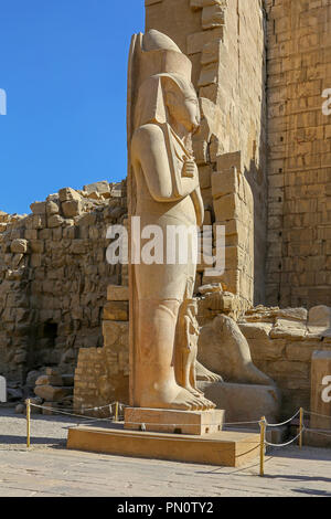 Eine Statue von Ramses II. mit dem kleineren Statue von seiner Tochter Verbogen'anta am Karnak Komplex, oder Tempel von Karnak, Luxor, Ägypten Stockfoto