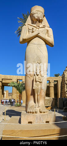 Eine Statue von Ramses II. mit dem kleineren Statue von seiner Tochter Verbogen'anta am Karnak Komplex, oder Tempel von Karnak, Luxor, Ägypten Stockfoto